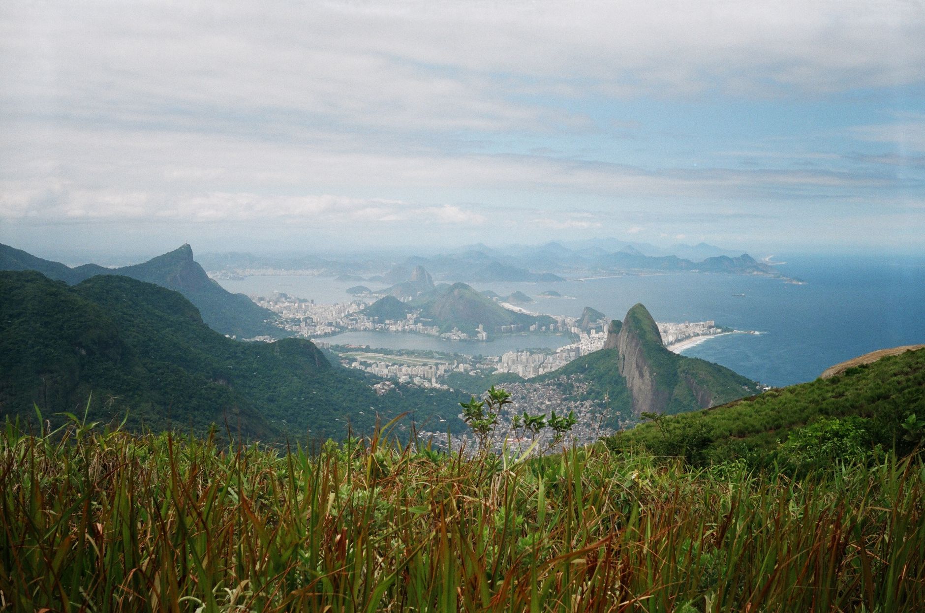 Visual deslumbrante de praias brasileiras e natureza preservada
